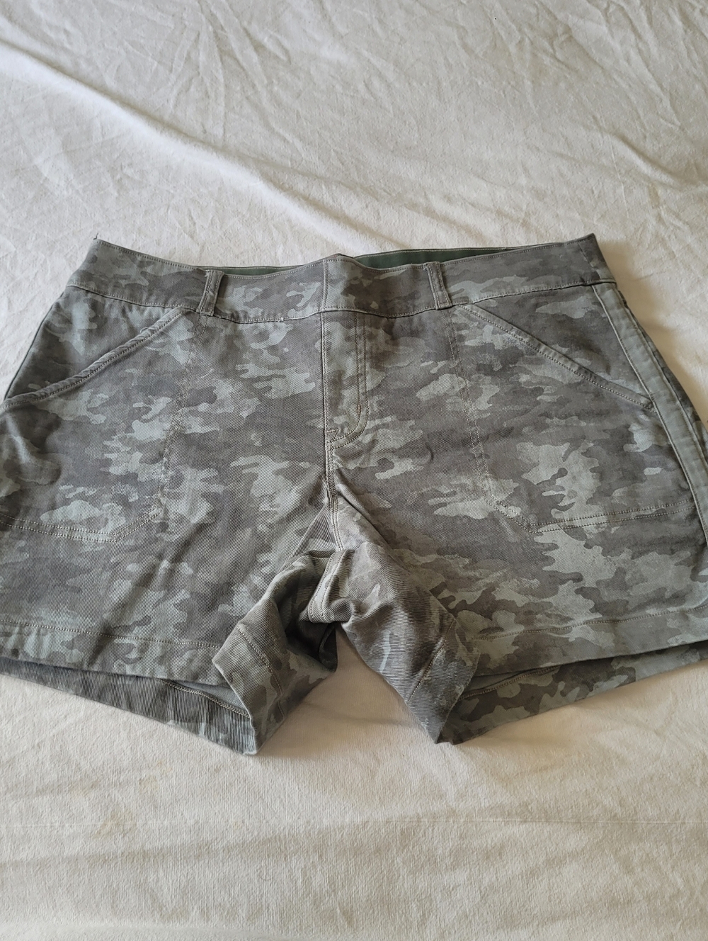 Spanx Camouflage Shorts Womens XL Festival Summer Outdoor Relaxed Walking